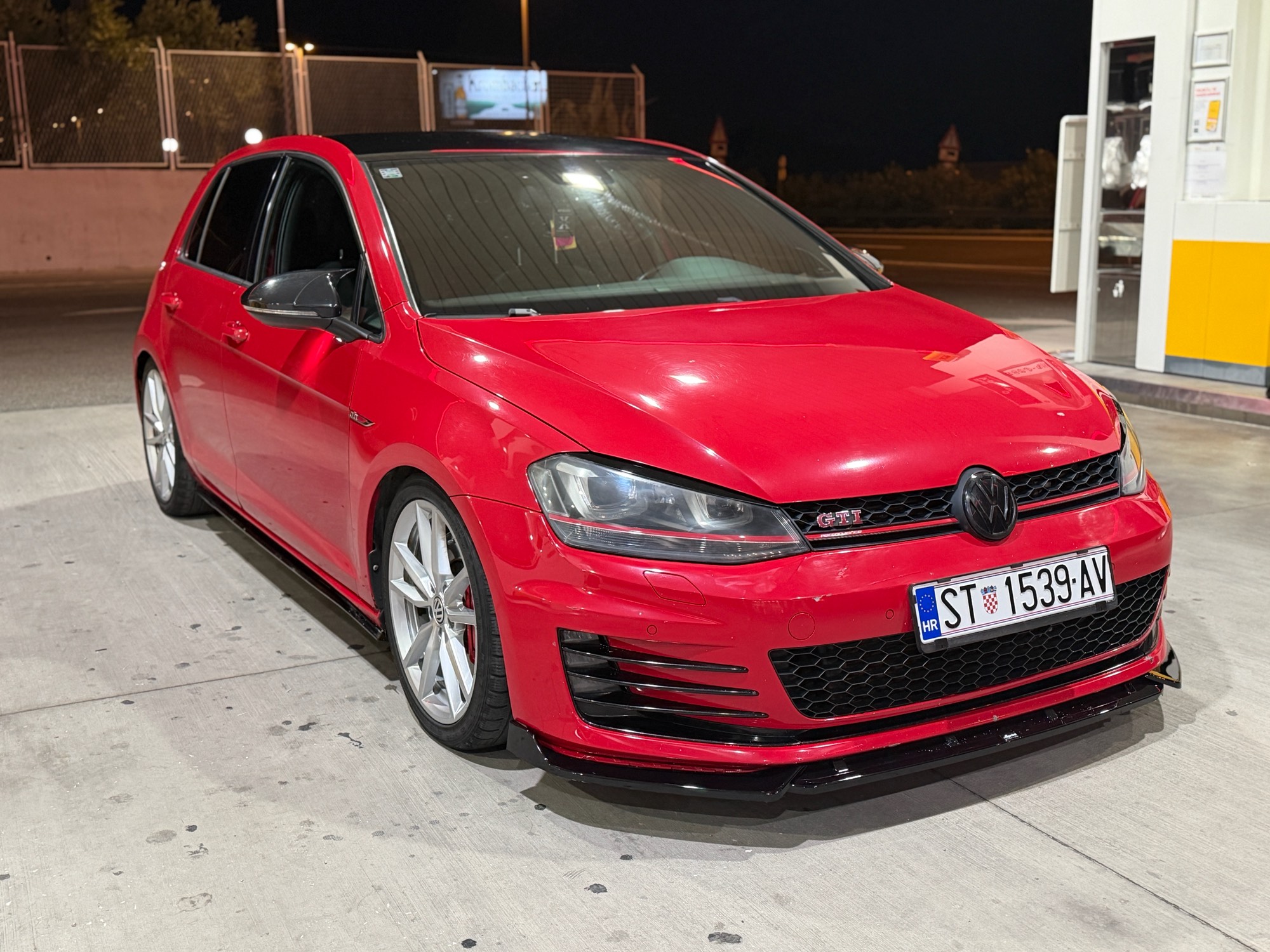 Slika prikazuje vanjski dio vozila (eksterijer) na lokaciji pumpne stanice.