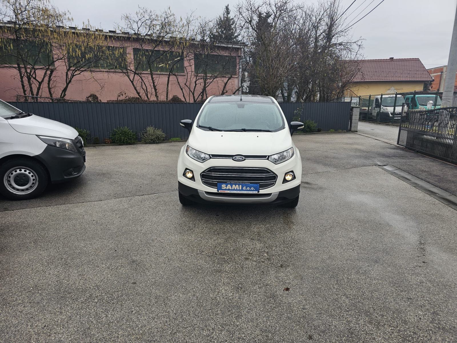 Slika prikazuje vanjsku stranu vozila, prednji pogled.