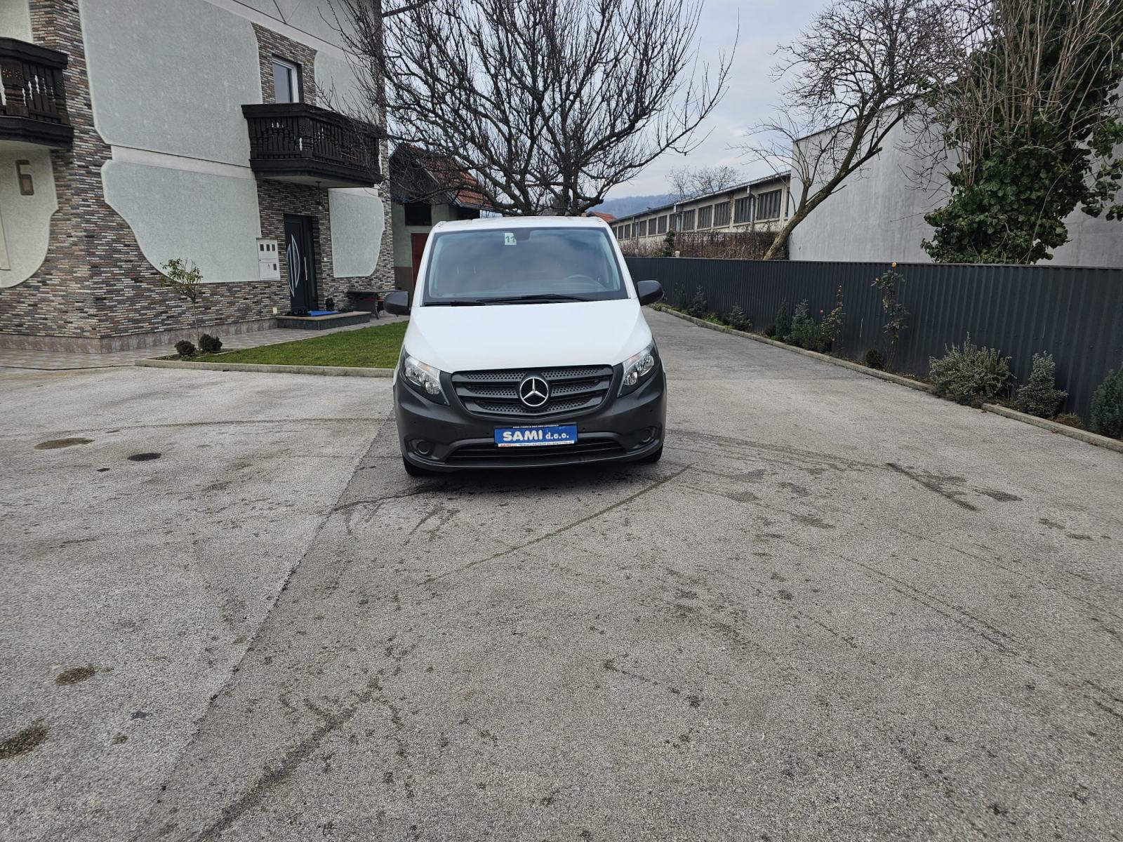 Slika prikazuje vanjski dio vozila (prednji dio).
