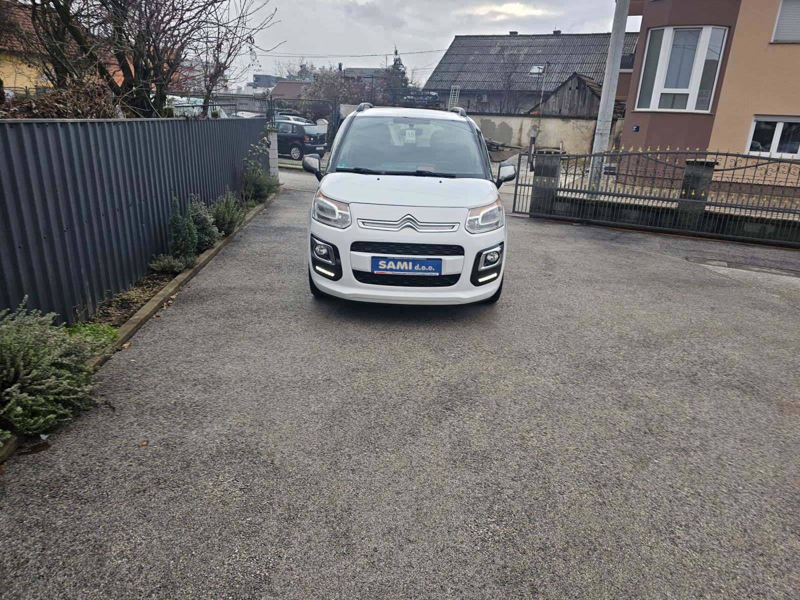 Slika prikazuje vanjski dio vozila (prednji dio automobila).