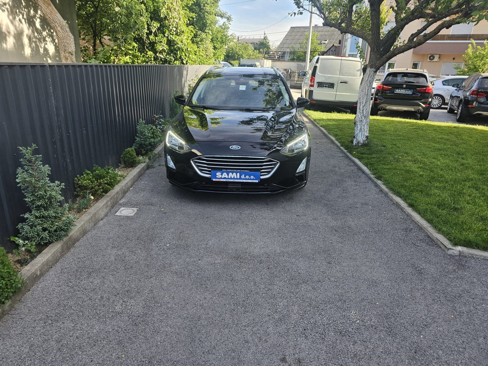 Slika prikazuje vanjsku stranu vozila.