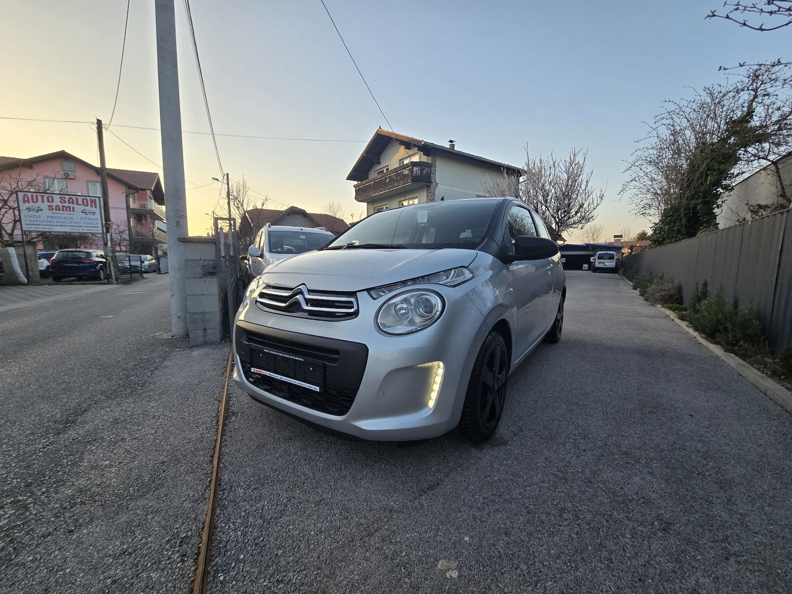 Slika prikazuje vanjski dio vozila (eksterijer).