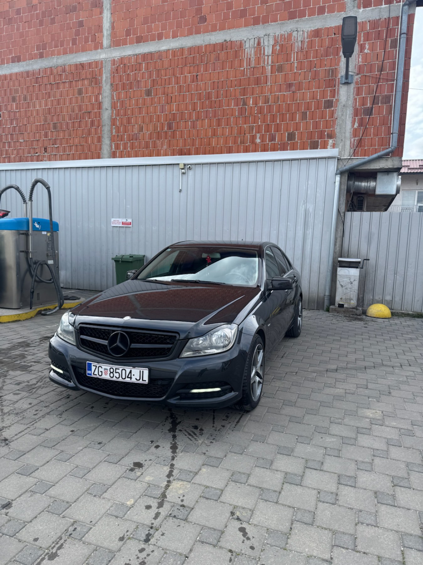 Slika prikazuje vanjsku karoseriju vozila.