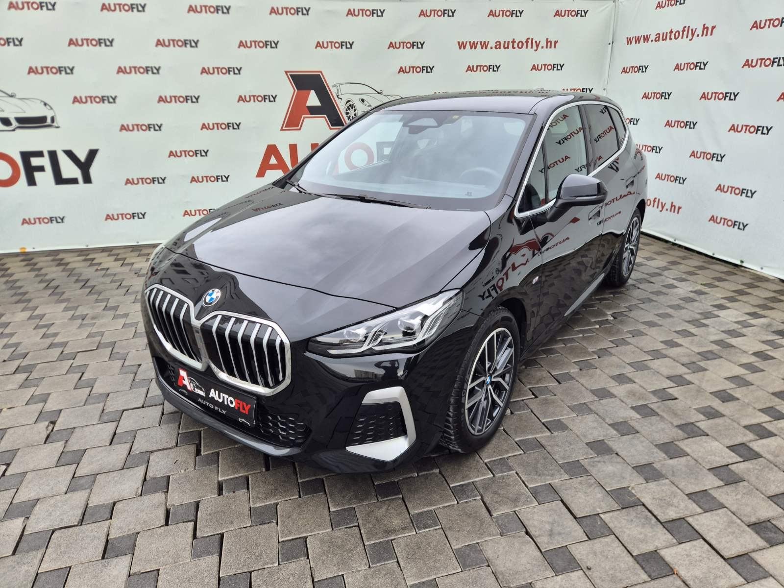 Slika prikazuje vanjštinu automobila (eksterijer).