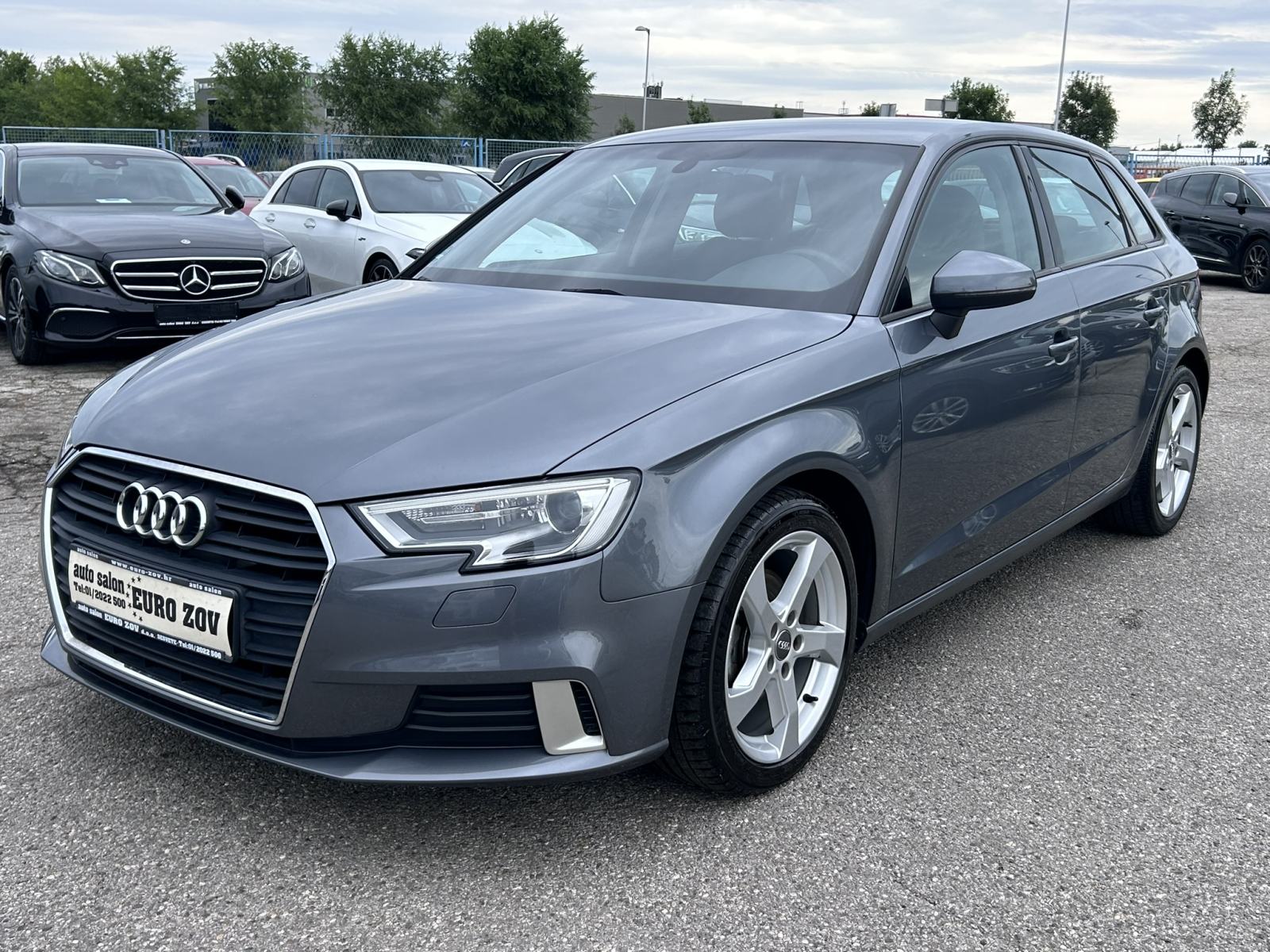 Slika prikazuje vanjski izgled automobila (eksterijer).