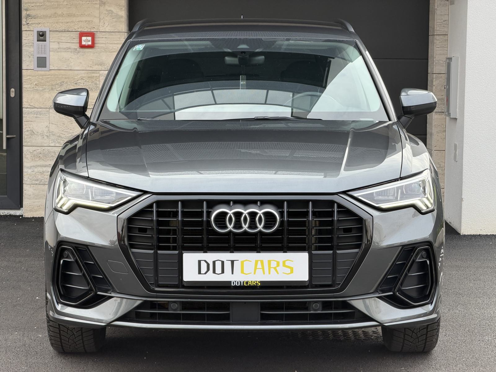 Slika prikazuje vanjski izgled vozila (prednji dio).