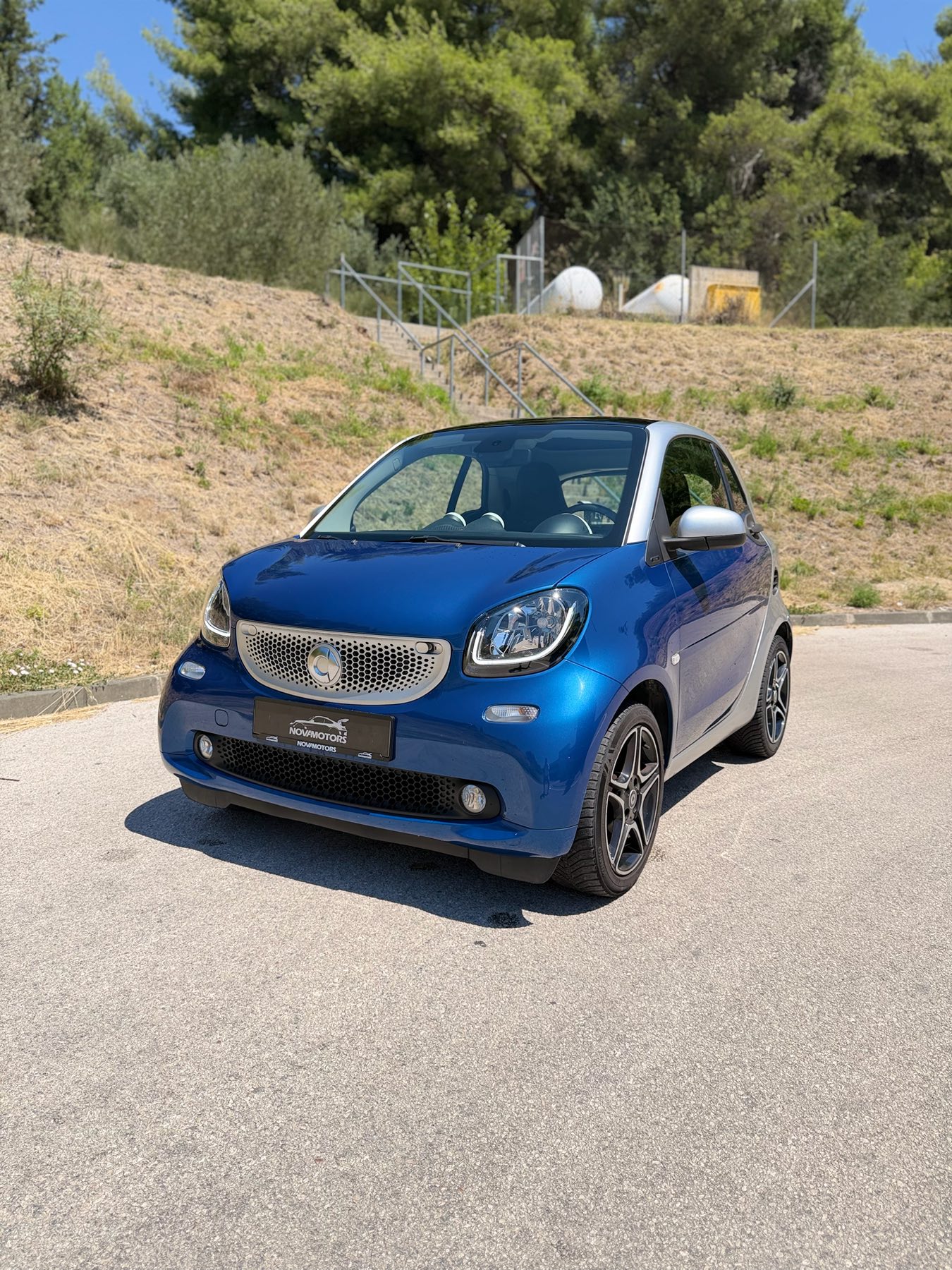 Slika prikazuje vanjski izgled automobila (eksterijer).