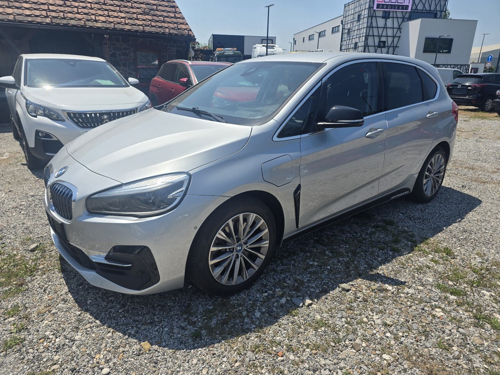 Slika prikazuje vanjski izgled vozila (eksterijer).