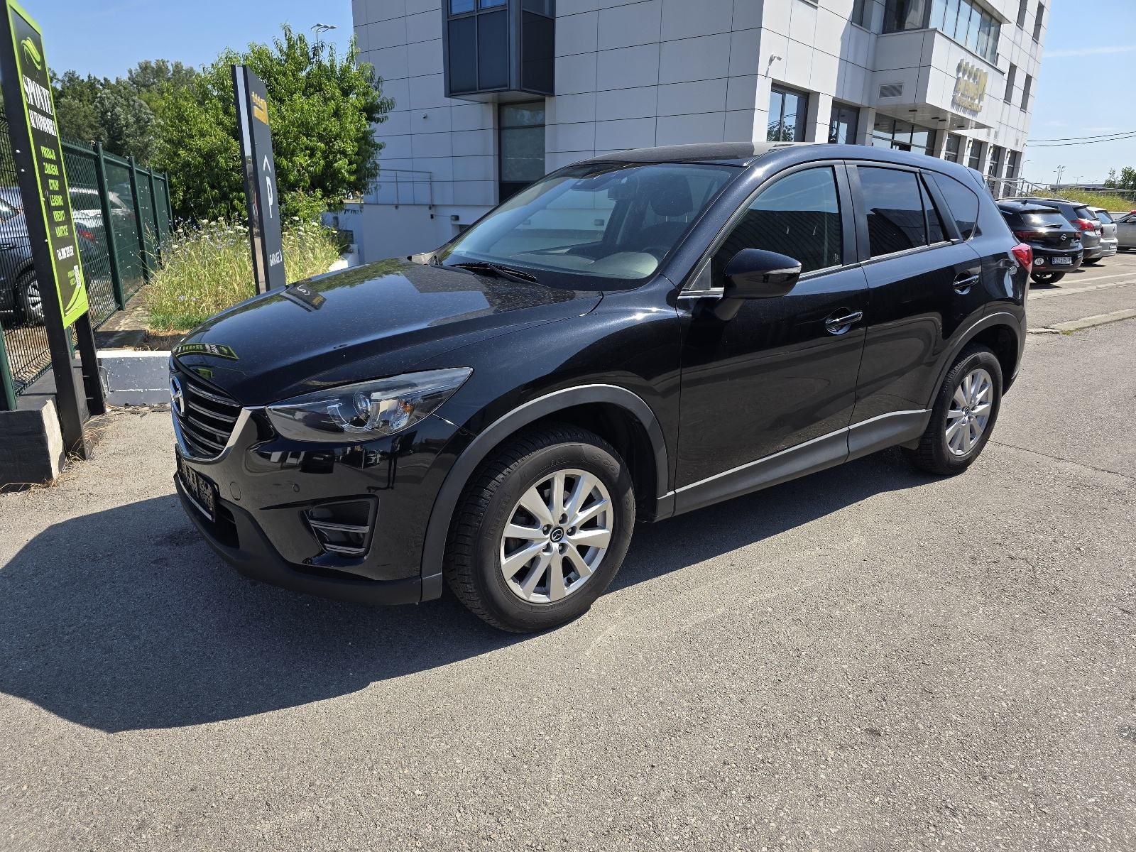 Slika prikazuje vanjski izgled vozila, fokus na karoseriju i kotače.