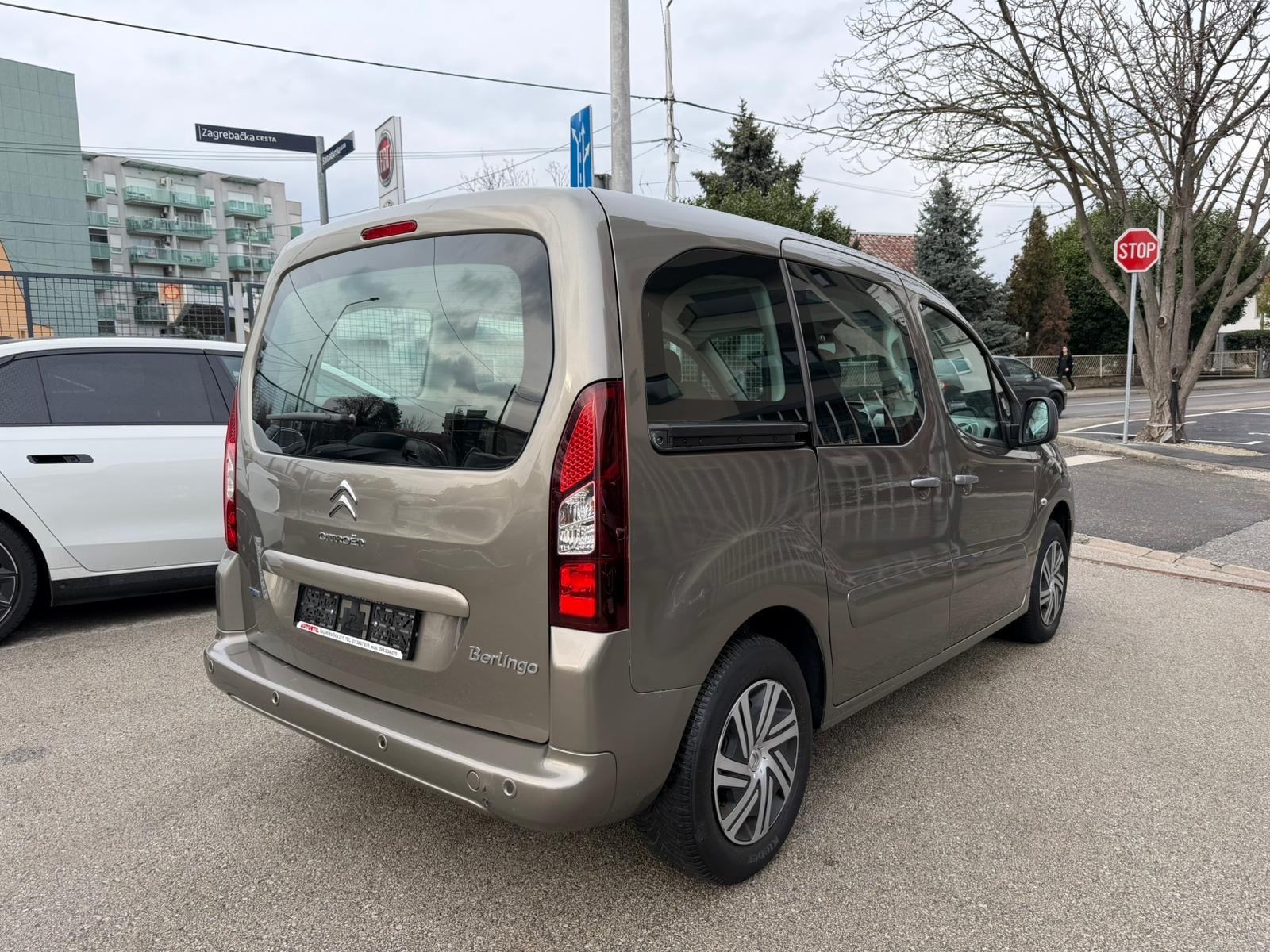 Slika prikazuje vanjski dio vozila (eksterijer).