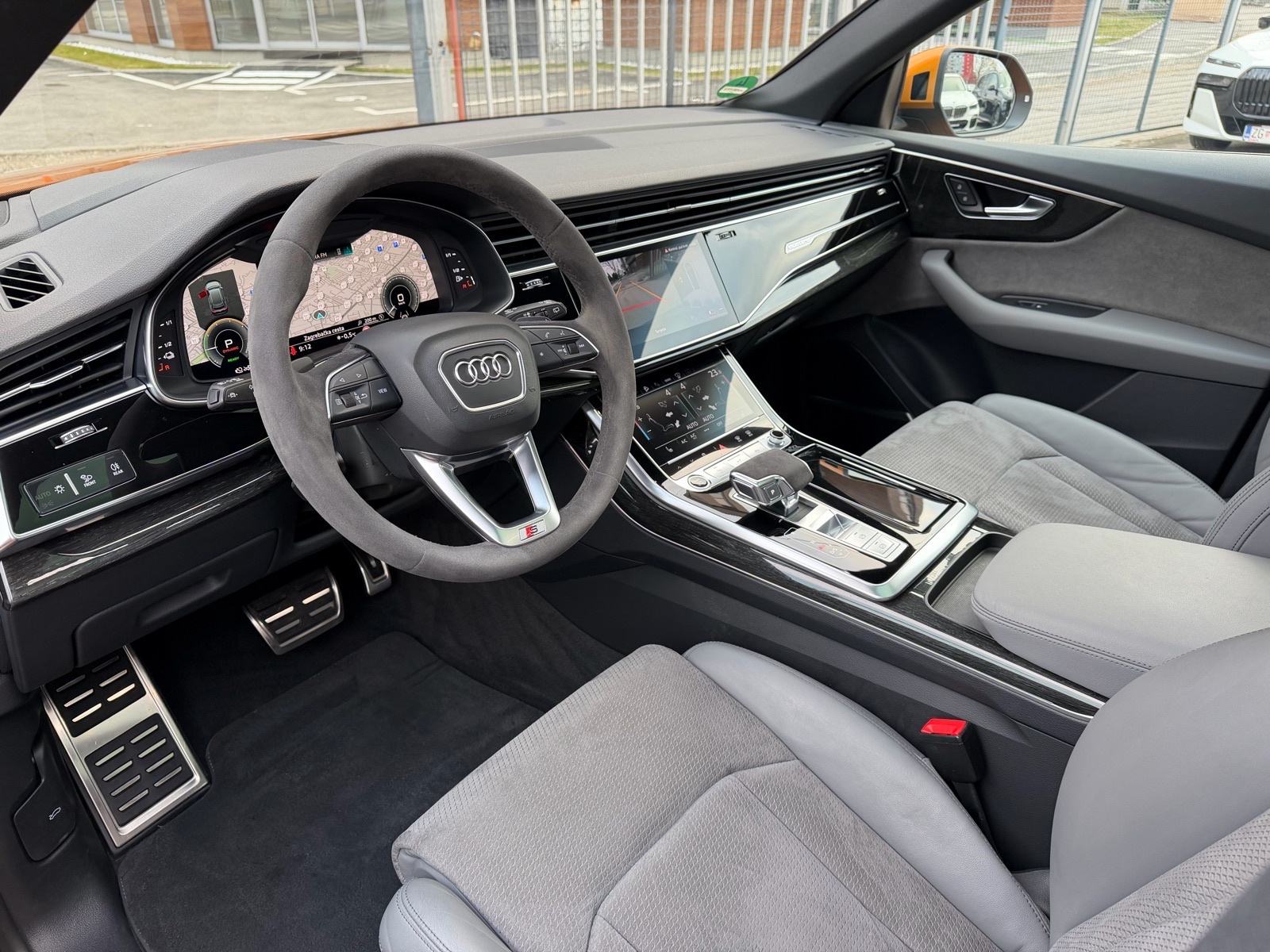 Audi Q8 55 TFSI-e **S LINE**MATRIX**PANORAMA** - interijer 1