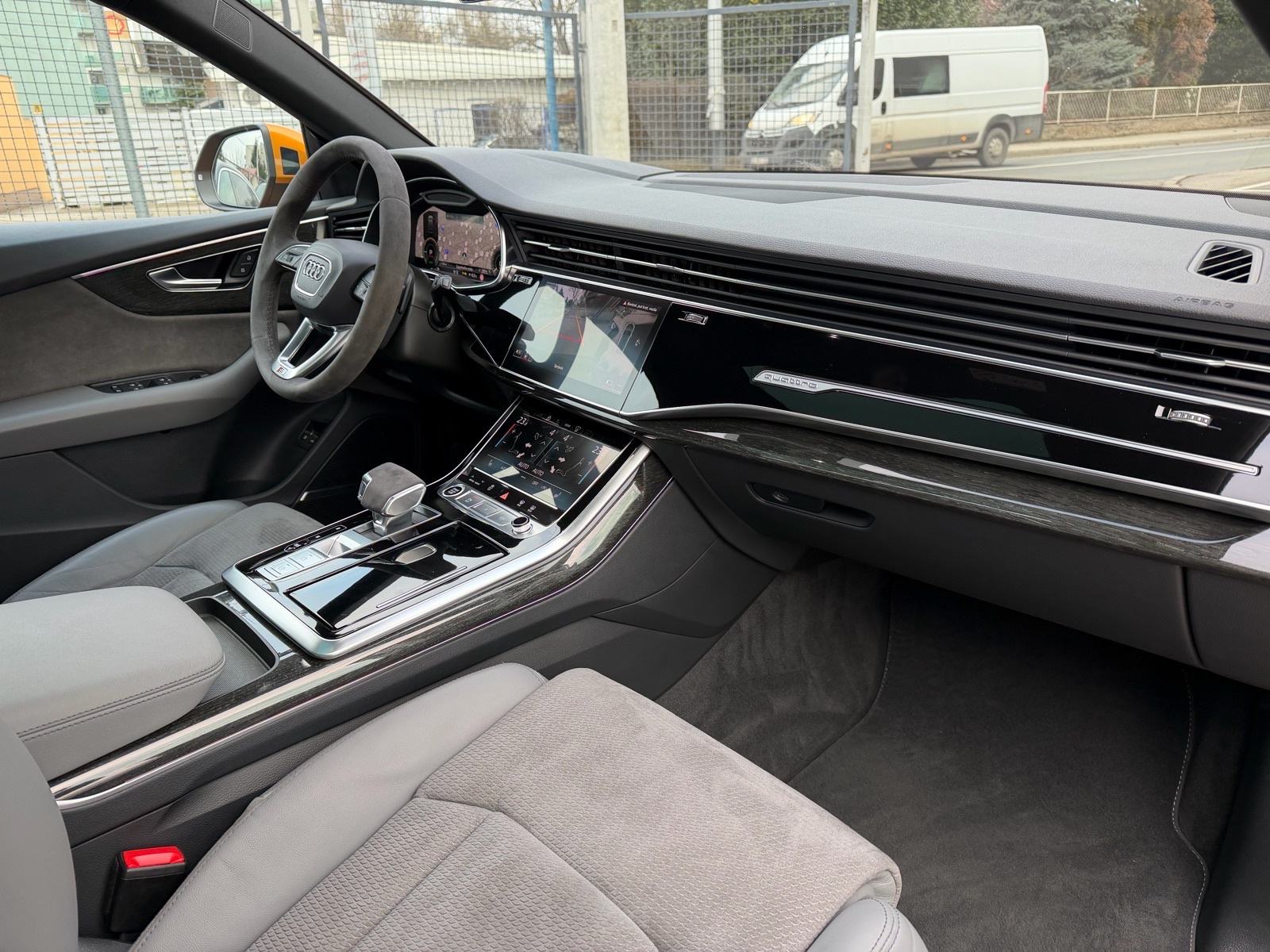 Audi Q8 55 TFSI-e **S LINE**MATRIX**PANORAMA** - interijer 3