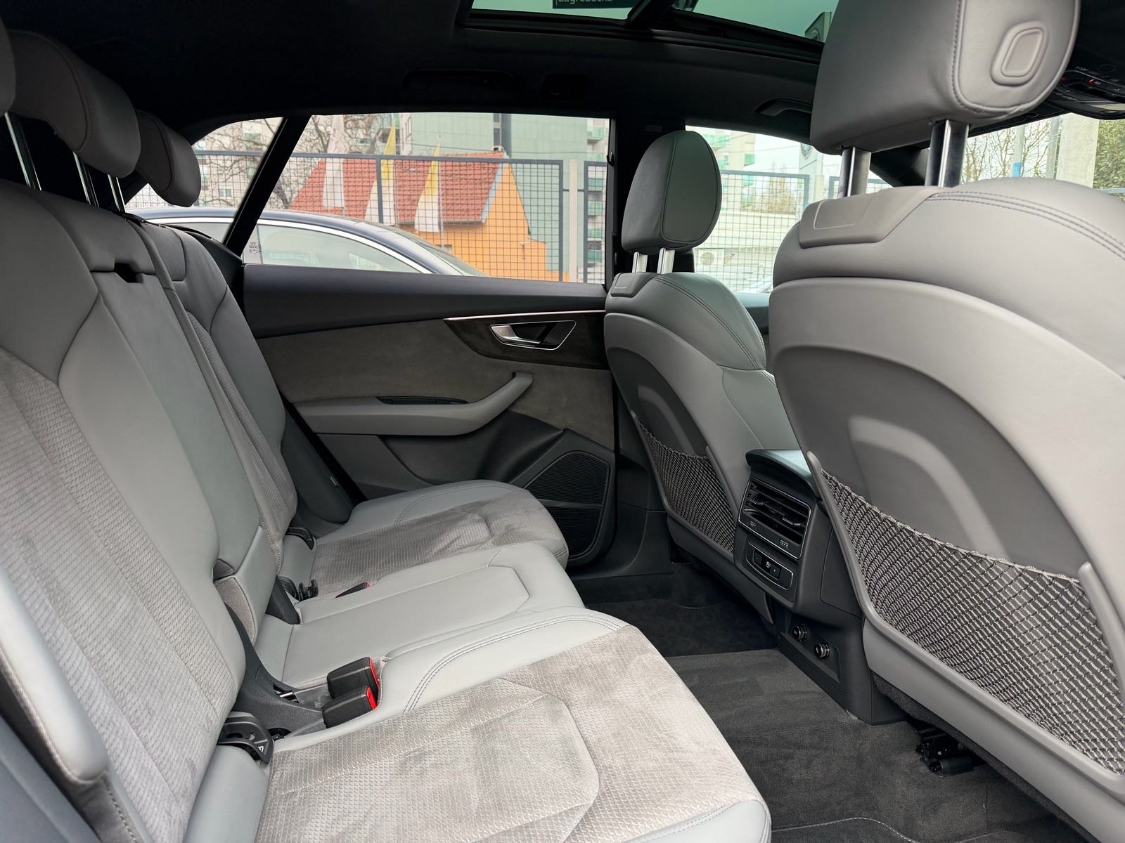 Audi Q8 55 TFSI-e **S LINE**MATRIX**PANORAMA** - interijer 4