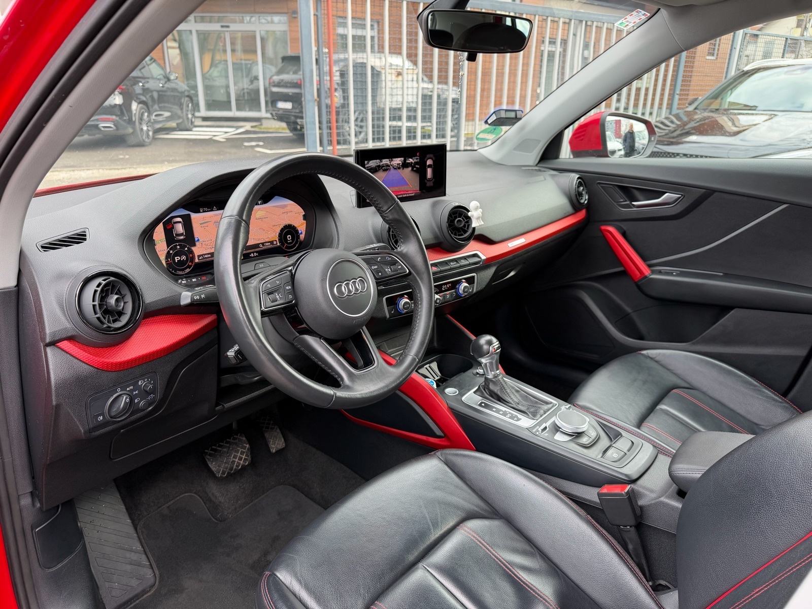 Slika prikazuje unutrašnjost automobila, kokpit i sjedala.