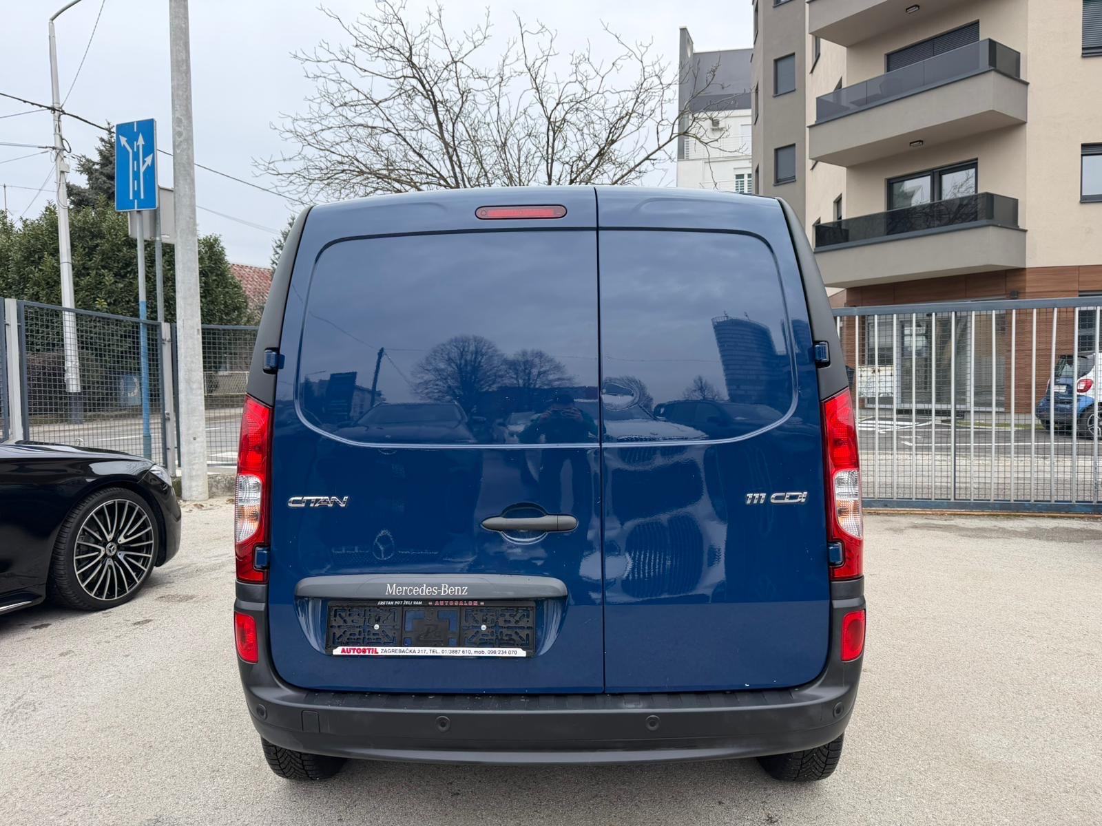 Slika prikazuje vanjski, stražnji dio vozila.