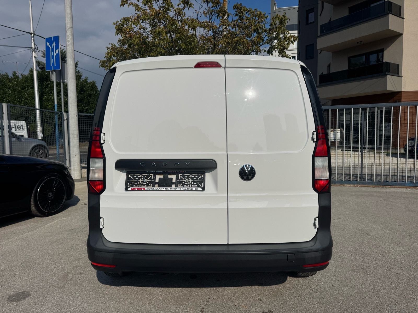 Slika prikazuje vanjski dio vozila, stražnji pogled.