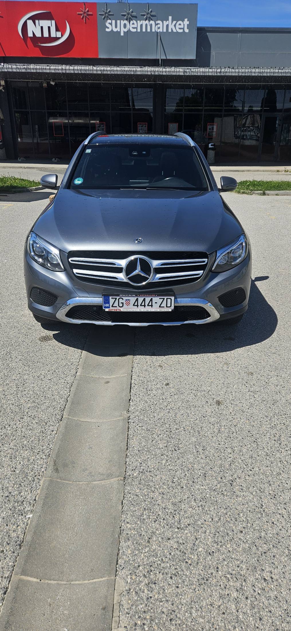 Slika prikazuje vanjski dio vozila (eksterijer).