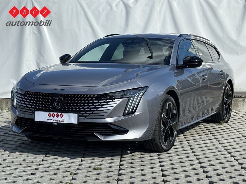 Slika prikazuje vanjsku karoseriju automobila i kotače.