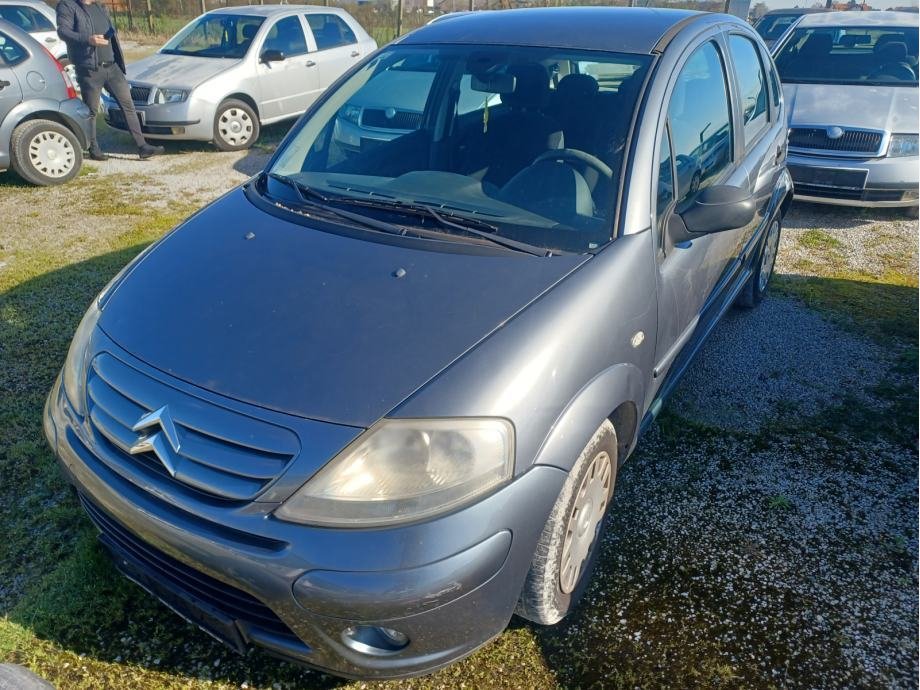 Slika prikazuje vanjsku stranu automobila i prednje djelove.