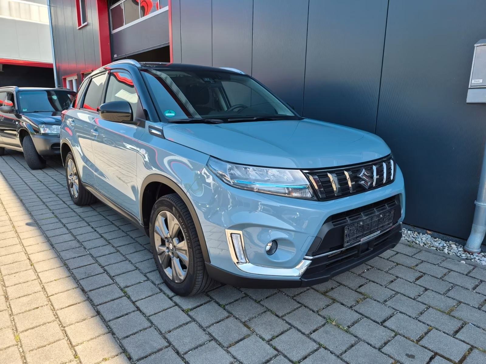 Slika prikazuje vanjštinu vozila (prednji dio i karoserija).