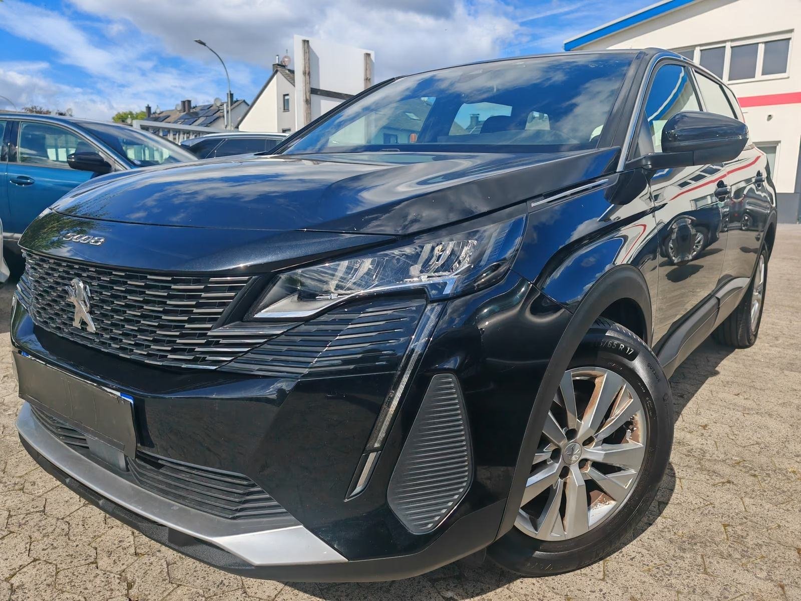 Slika prikazuje vanjsku stranu automobila (eksterijer).