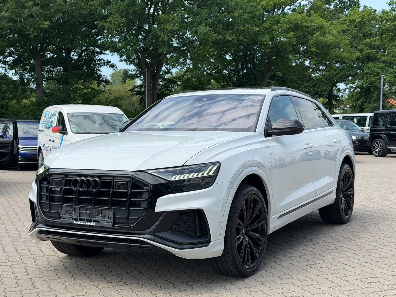 Slika prikazuje vanjski izgled automobila (karoserija i kotače).