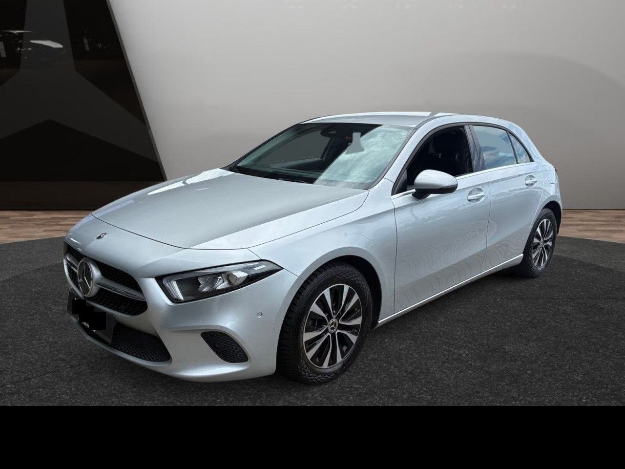 Slika prikazuje vanjštinu automobila (eksterijer).