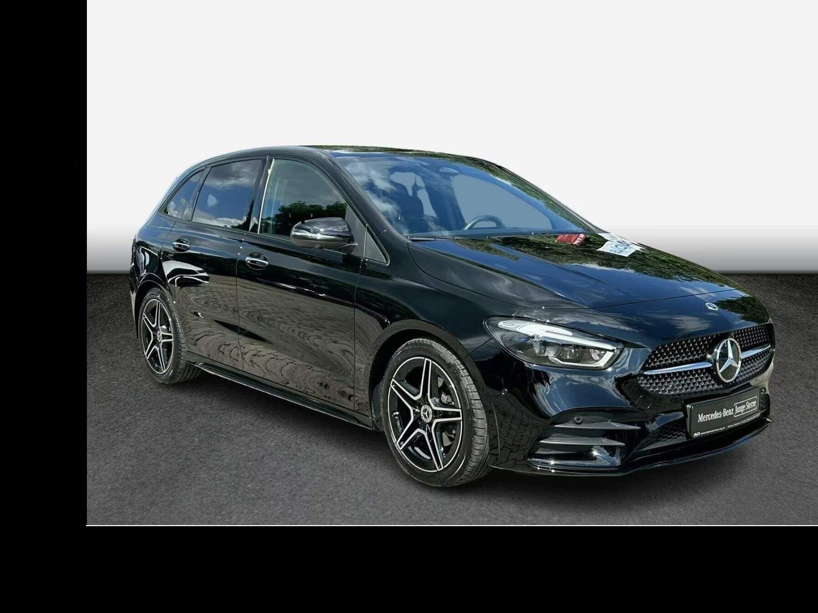 Slika prikazuje vanjsku karoseriju i felge automobila.