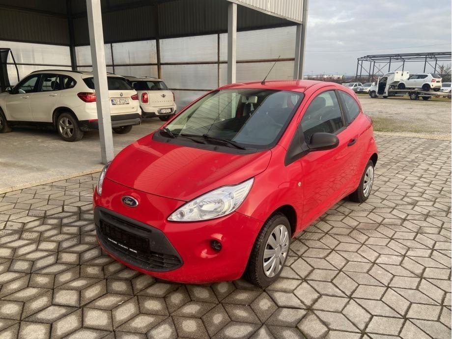 Slika prikazuje vanjštinu vozila (crveni automobil).