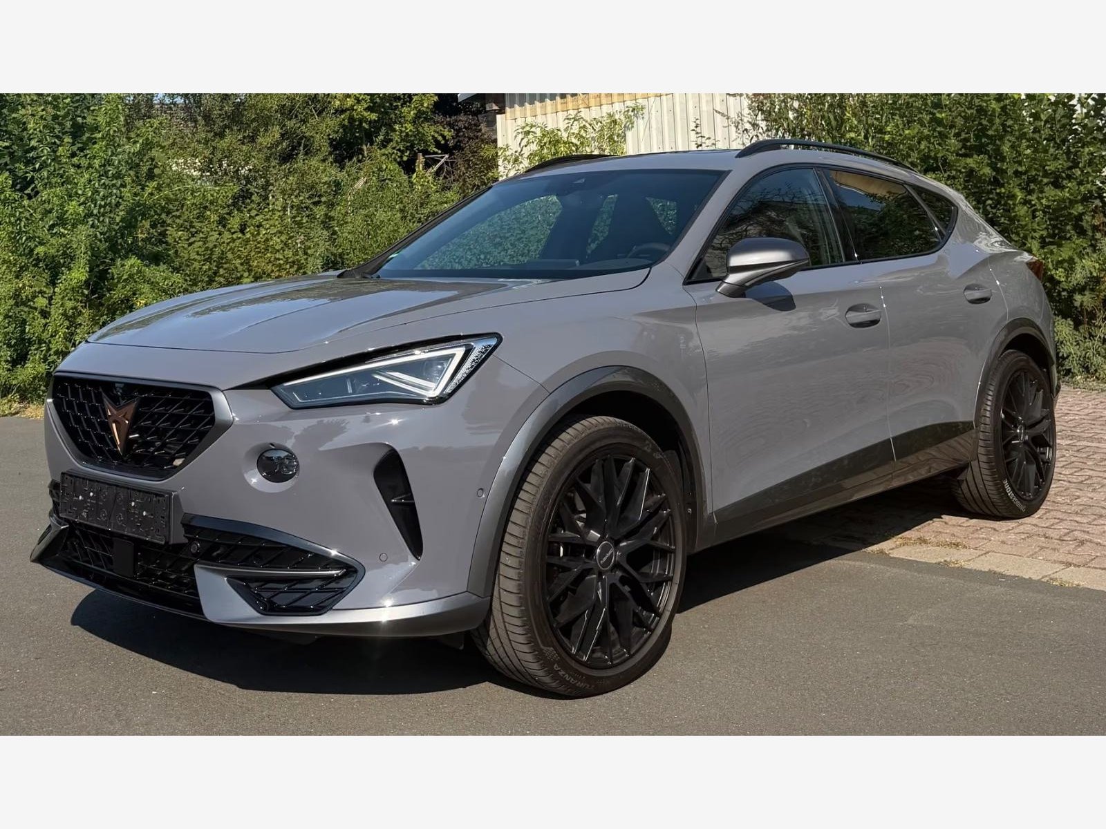 Slika prikazuje vanjštinu vozila (karoserija, kotači).