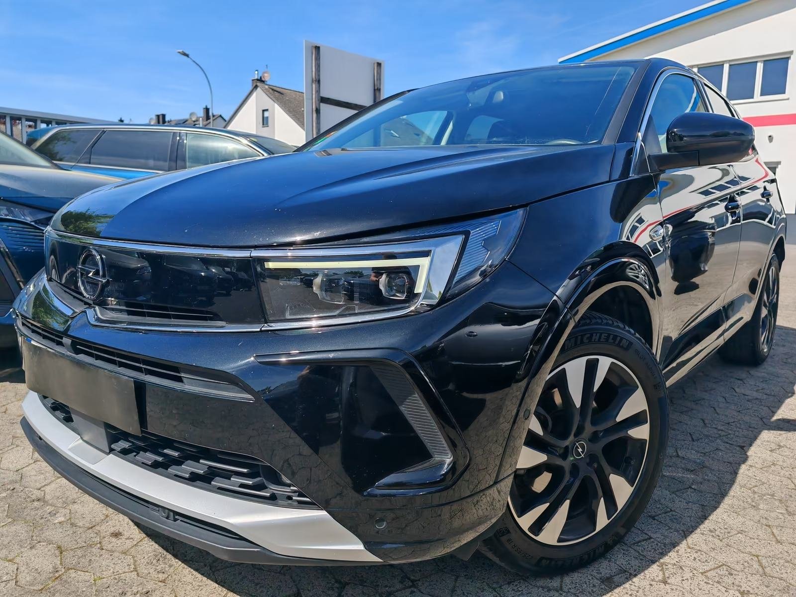 Slika prikazuje vanjski izgled automobila, fokus na prednjem dijelu.