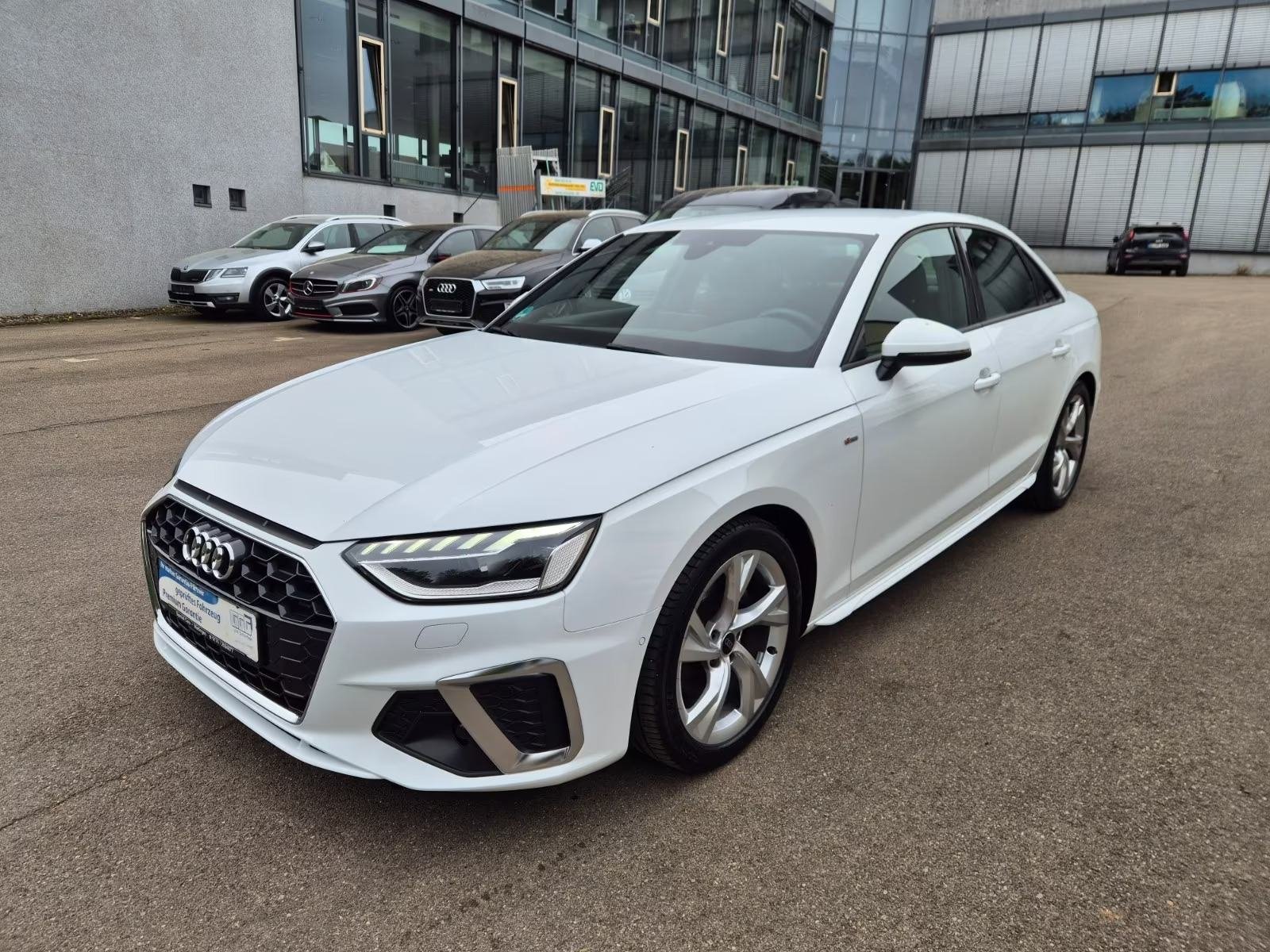 Slika prikazuje vanjski dio automobila, eksterijer.