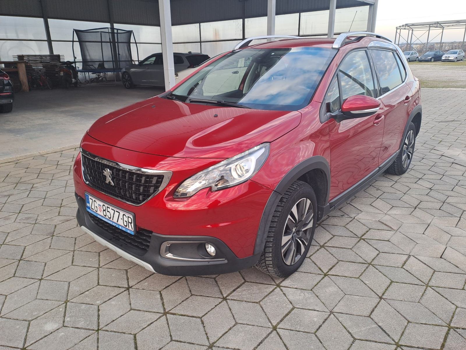 Slika prikazuje vanjštinu vozila (karoserija i prednji dio).