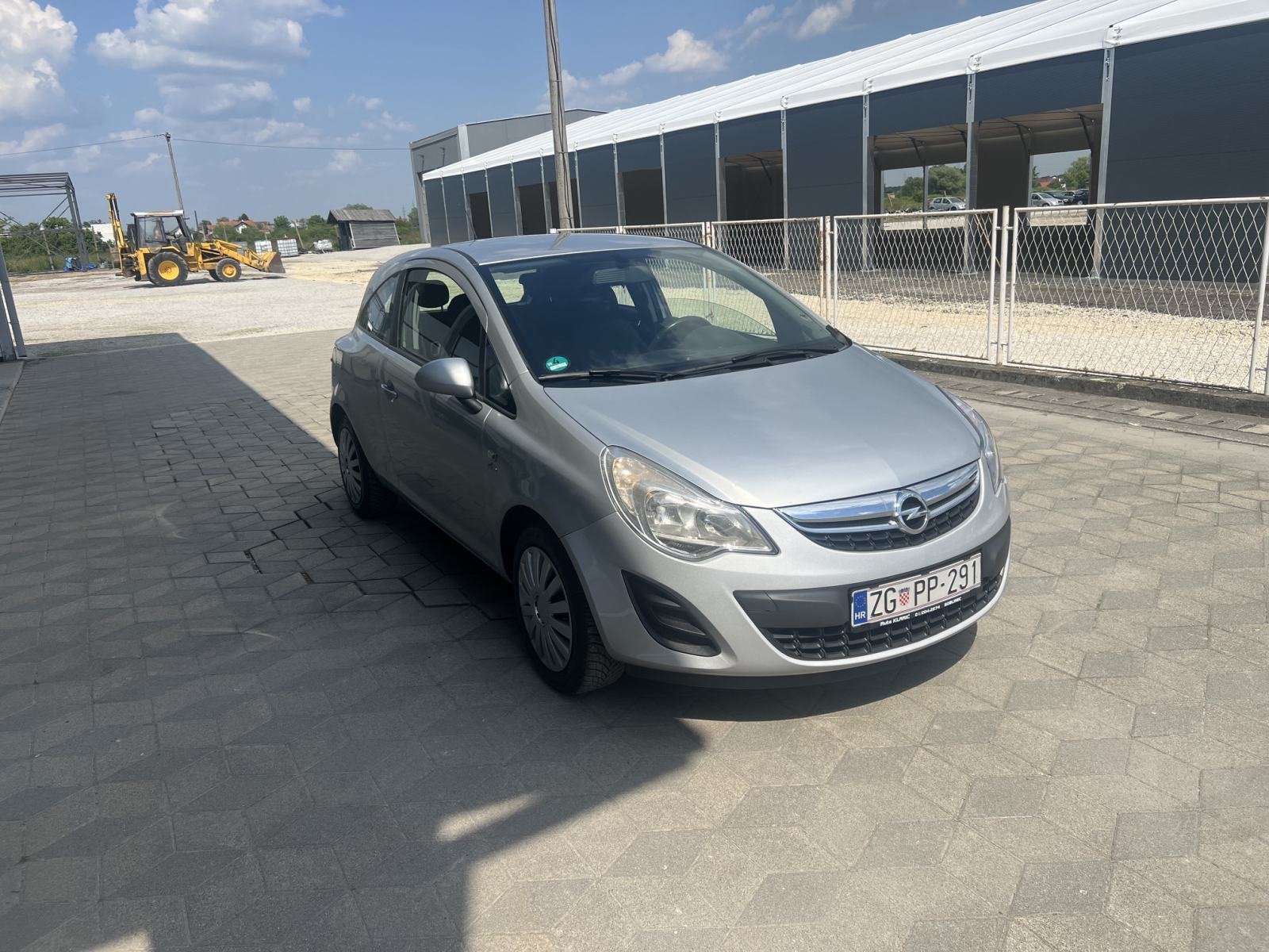 Slika prikazuje vanjsku karoseriju vozila na otvorenom prostoru.