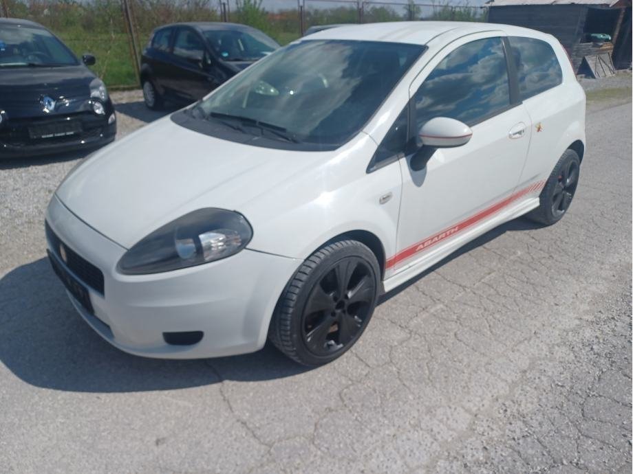 Slika prikazuje vanjski dio vozila (karoserija).