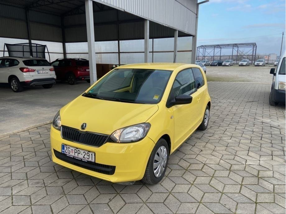 Slika prikazuje vanjsku karoseriju i prednji dio automobila.
