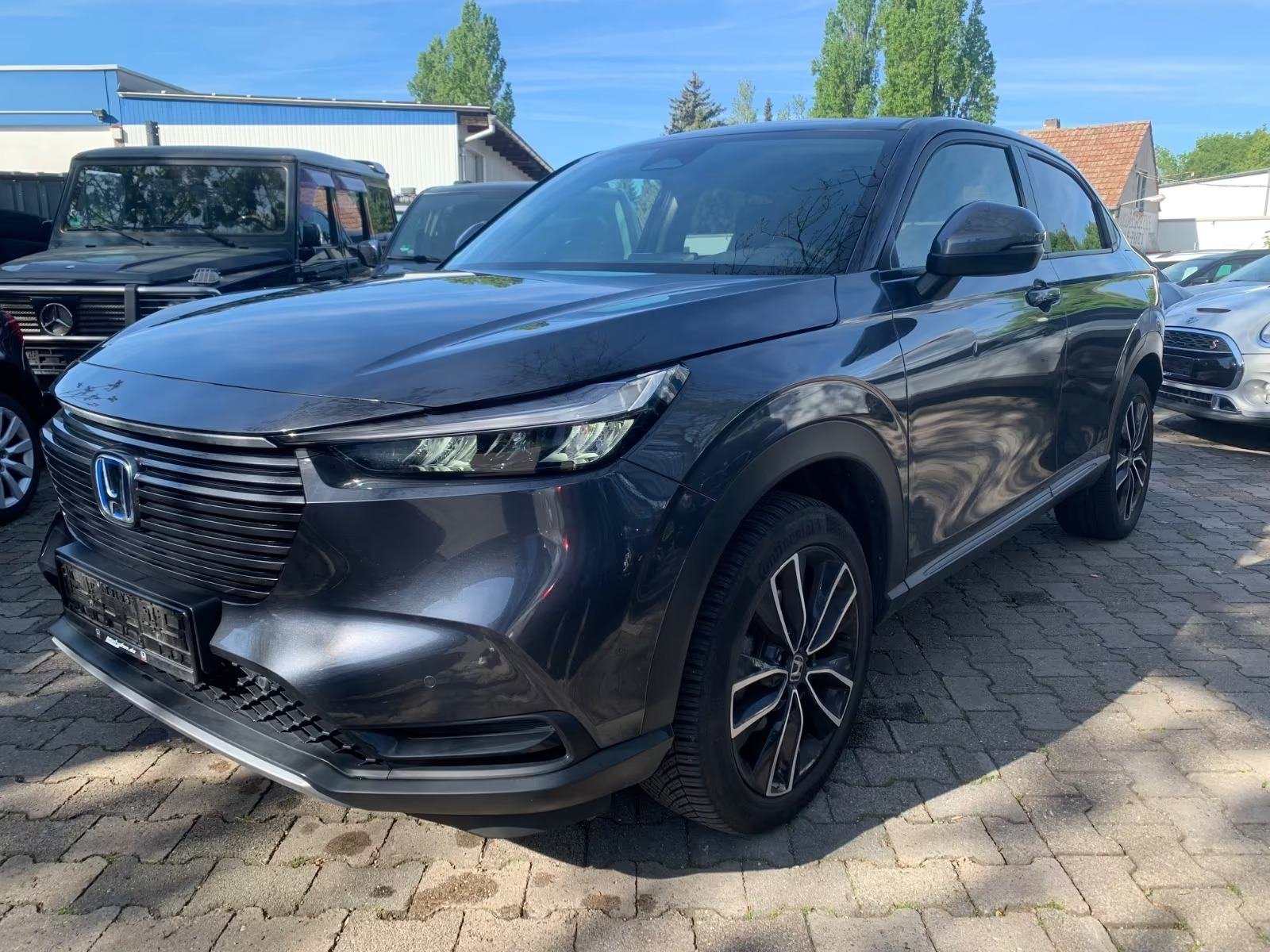 Slika prikazuje vanjsku karoseriju automobila (eksterijer).