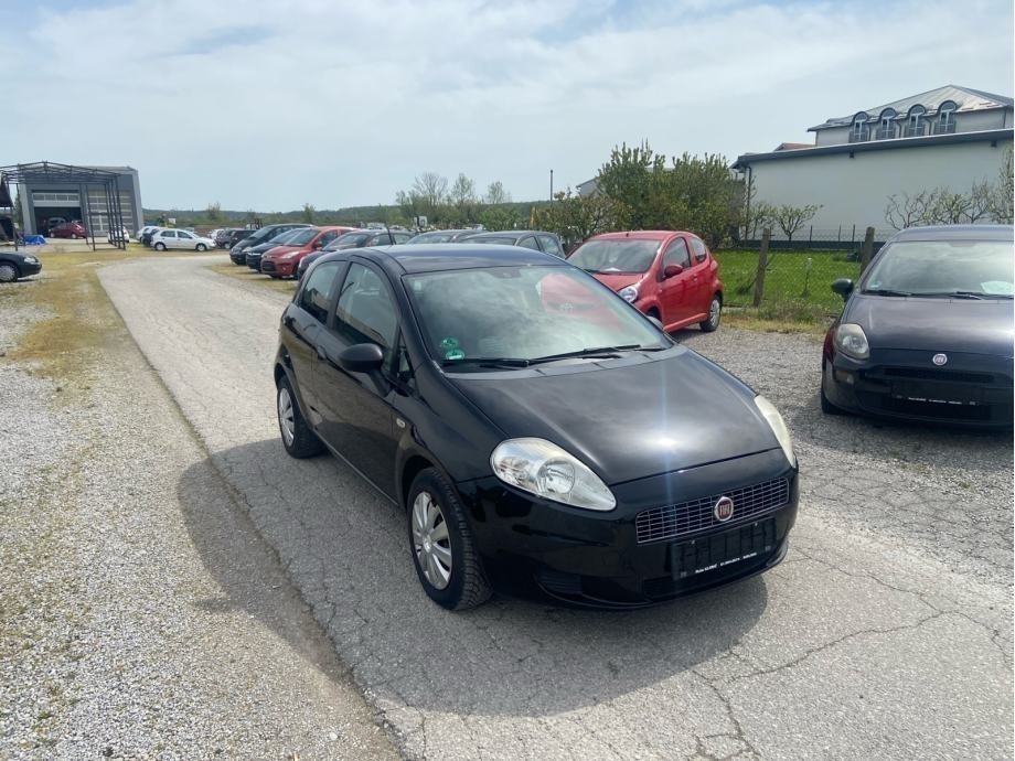 Slika prikazuje vanjsku karoseriju vozila na parkingu.