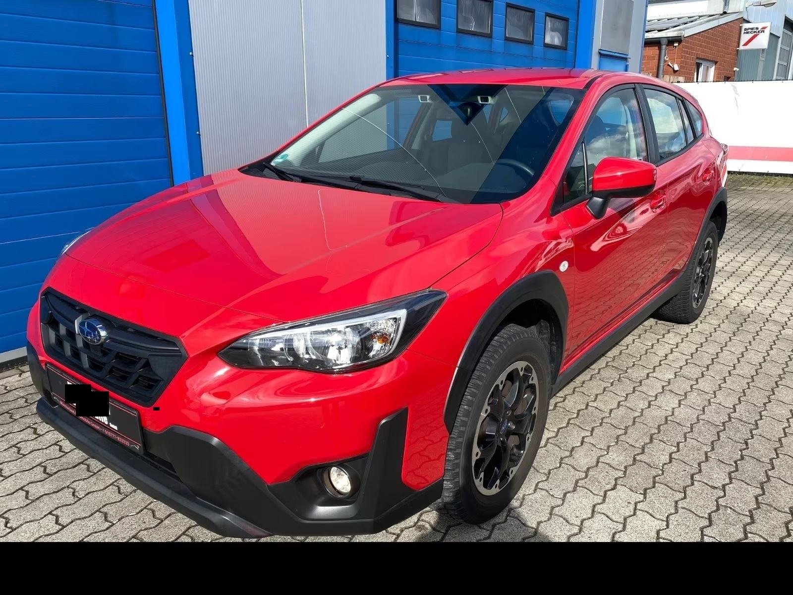 Slika prikazuje vanjski izgled vozila (eksterijer), crveni automobil.