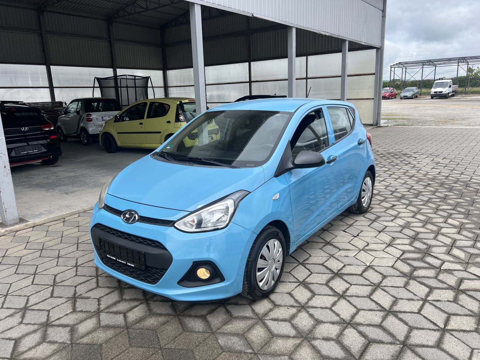 Slika prikazuje vanjski dio automobila (eksterijer).