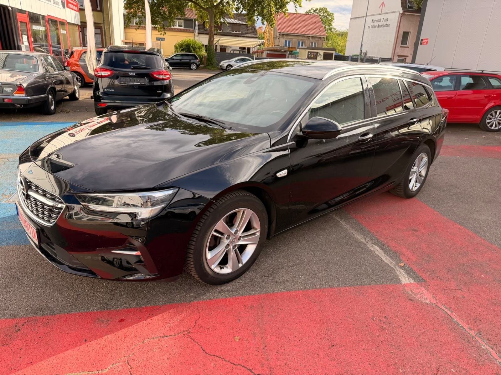 Slika prikazuje vanjsku karoseriju automobila, eksterijer.