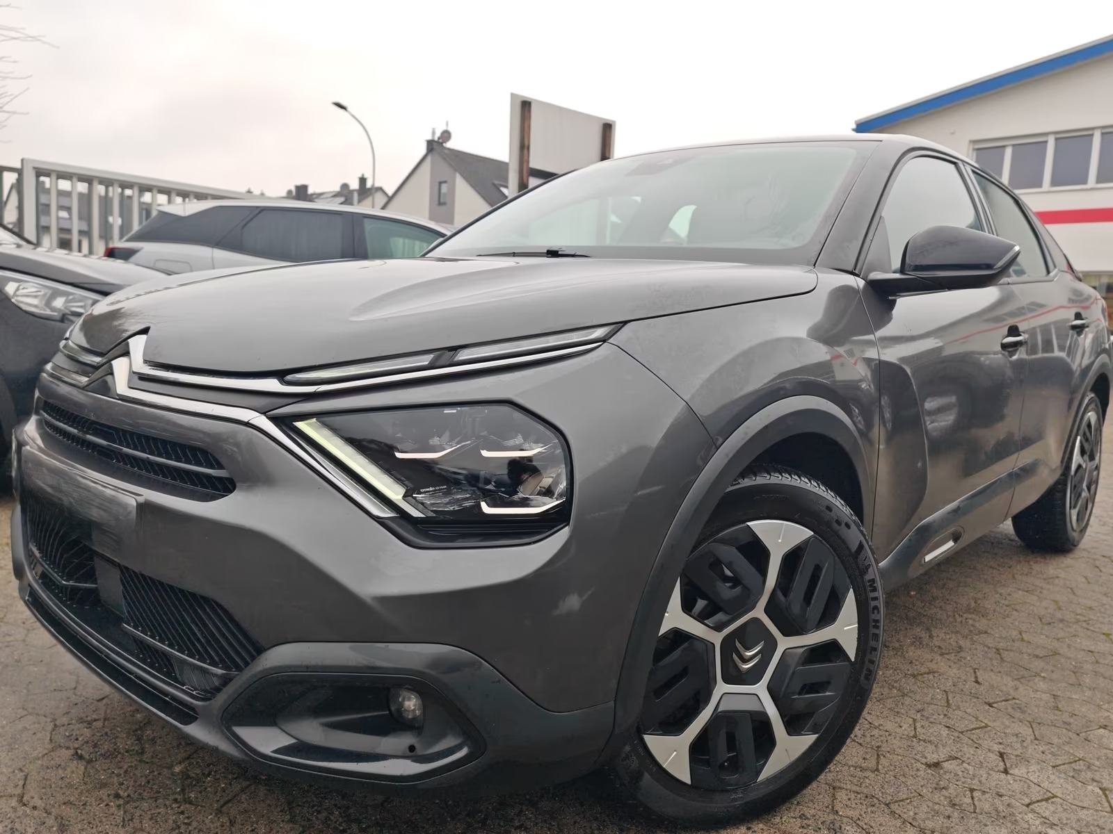 Slika prikazuje vanjsku stranu automobila, prednji dio.