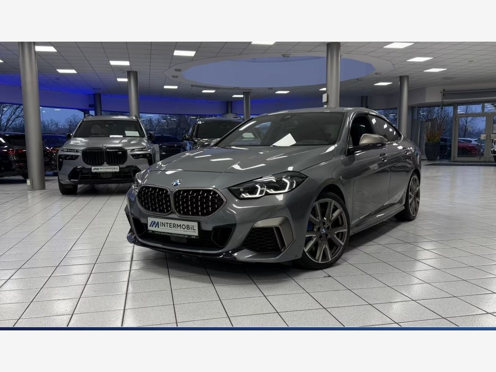 Slika prikazuje vanjštinu vozila (eksterijer) u showroomu.