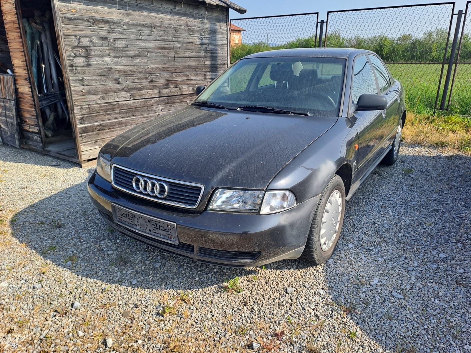Slika prikazuje vanjski izgled automobila.