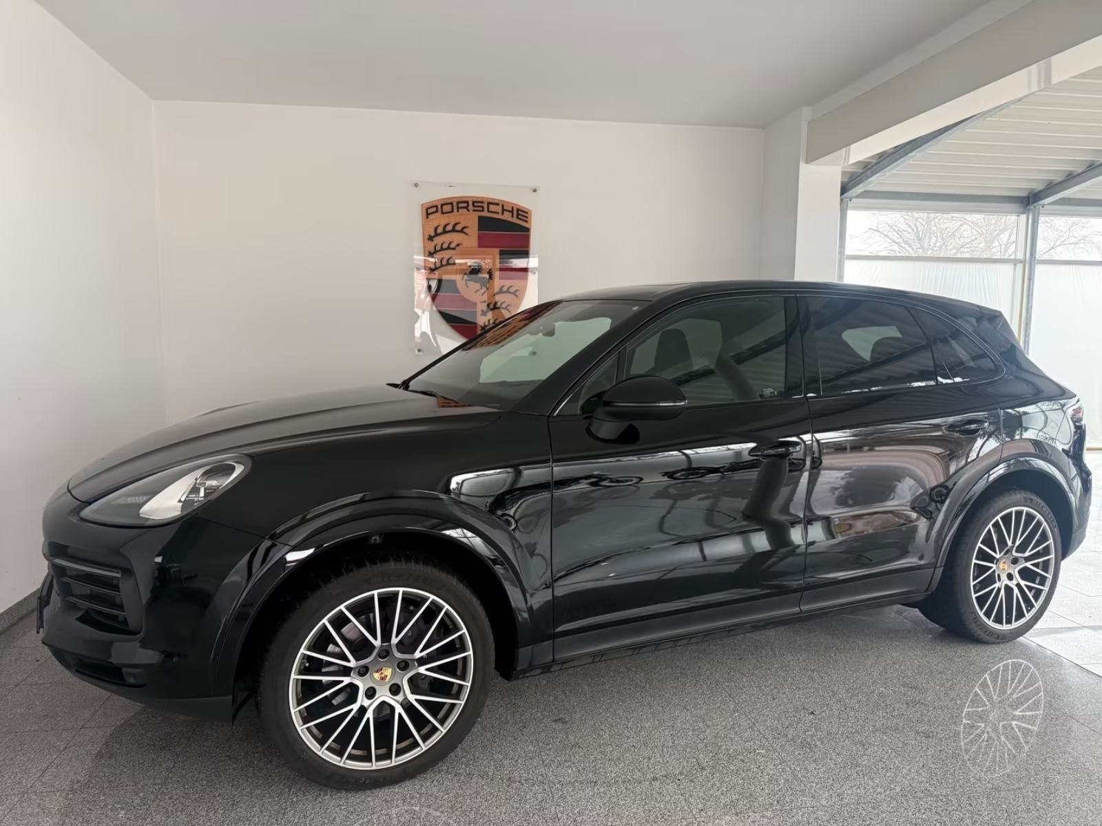 Slika prikazuje vanjštinu vozila, fokus na karoseriji i kotačima.