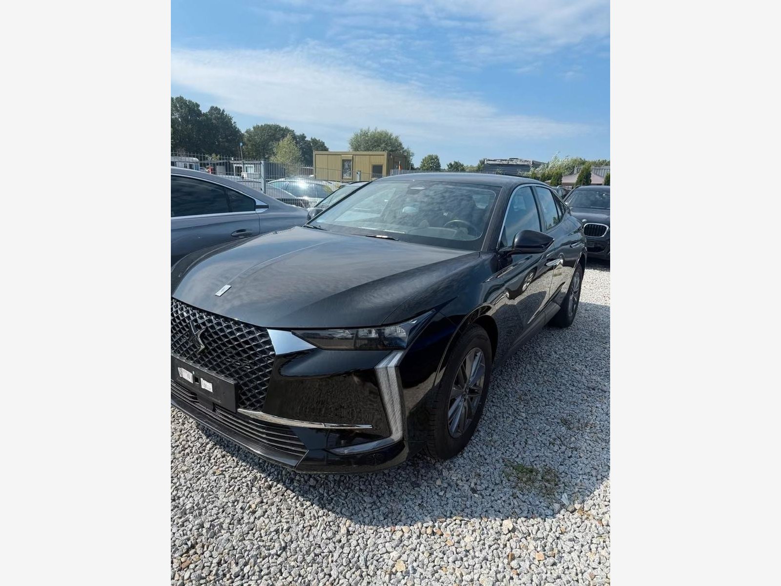 Slika prikazuje vanjsku stranu automobila.