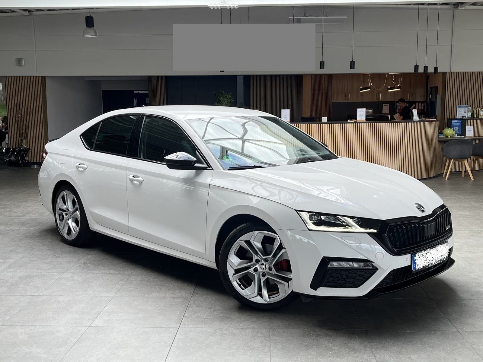 Slika prikazuje vanjski izgled automobila (eksterijer).