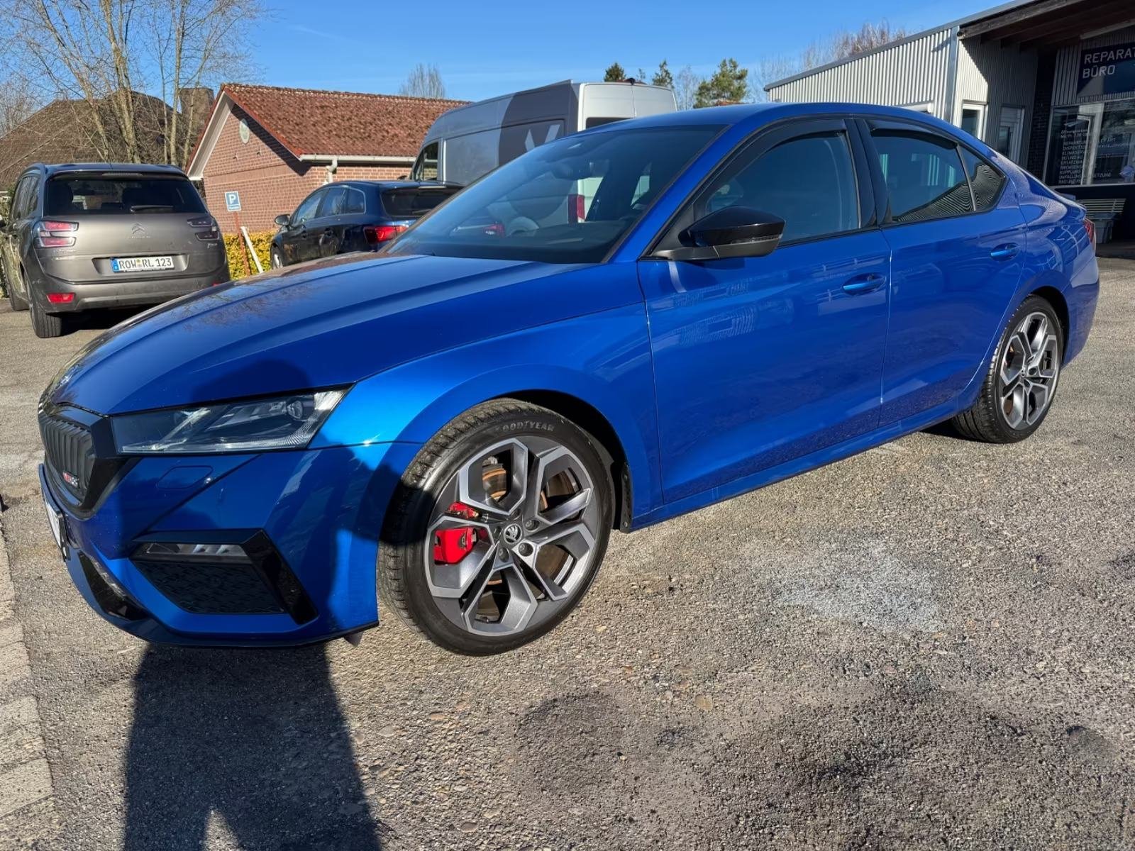 Slika prikazuje vanjsku stranu automobila.