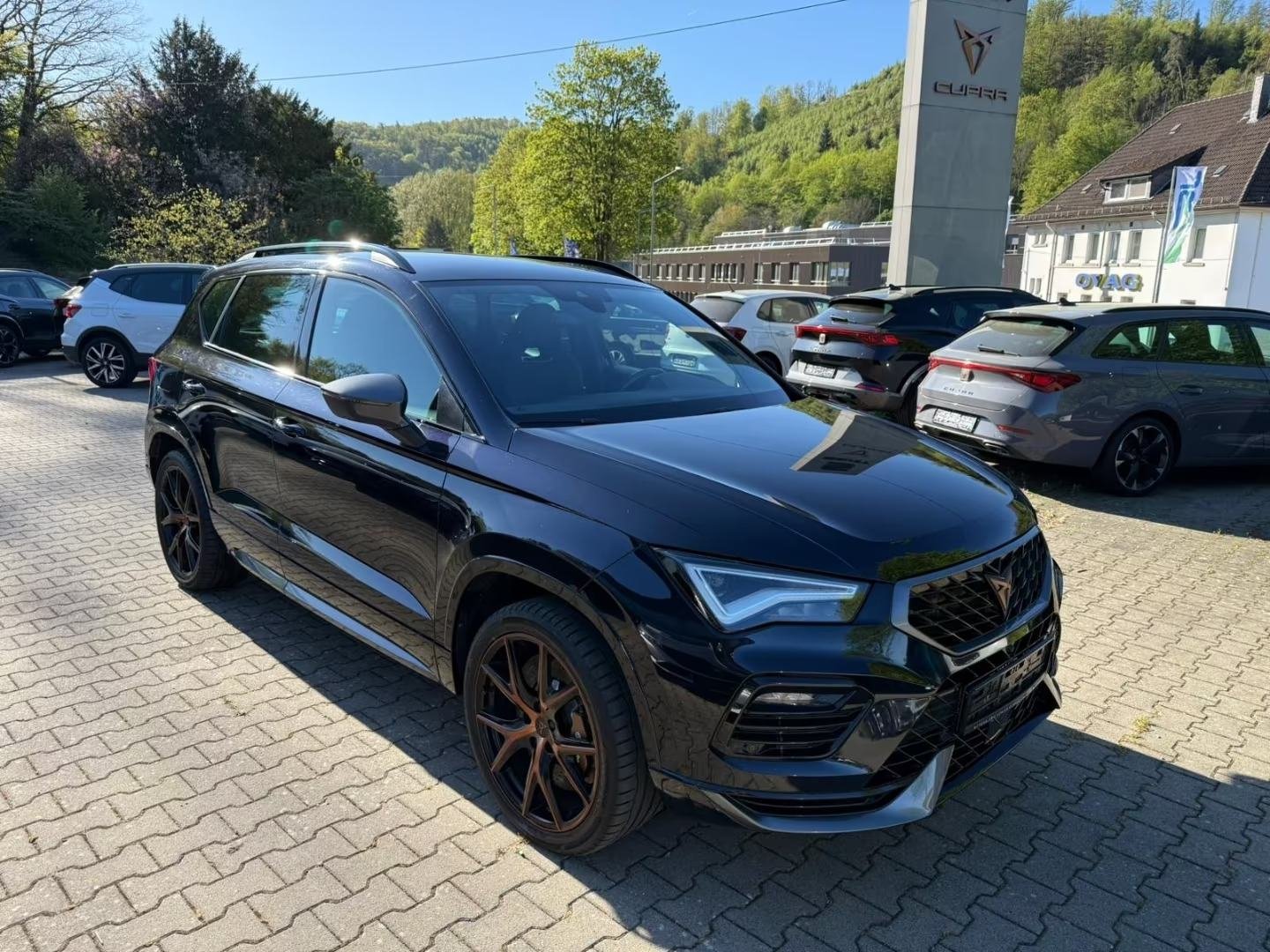 Slika prikazuje vanjski izgled automobila, cijeli automobil.
