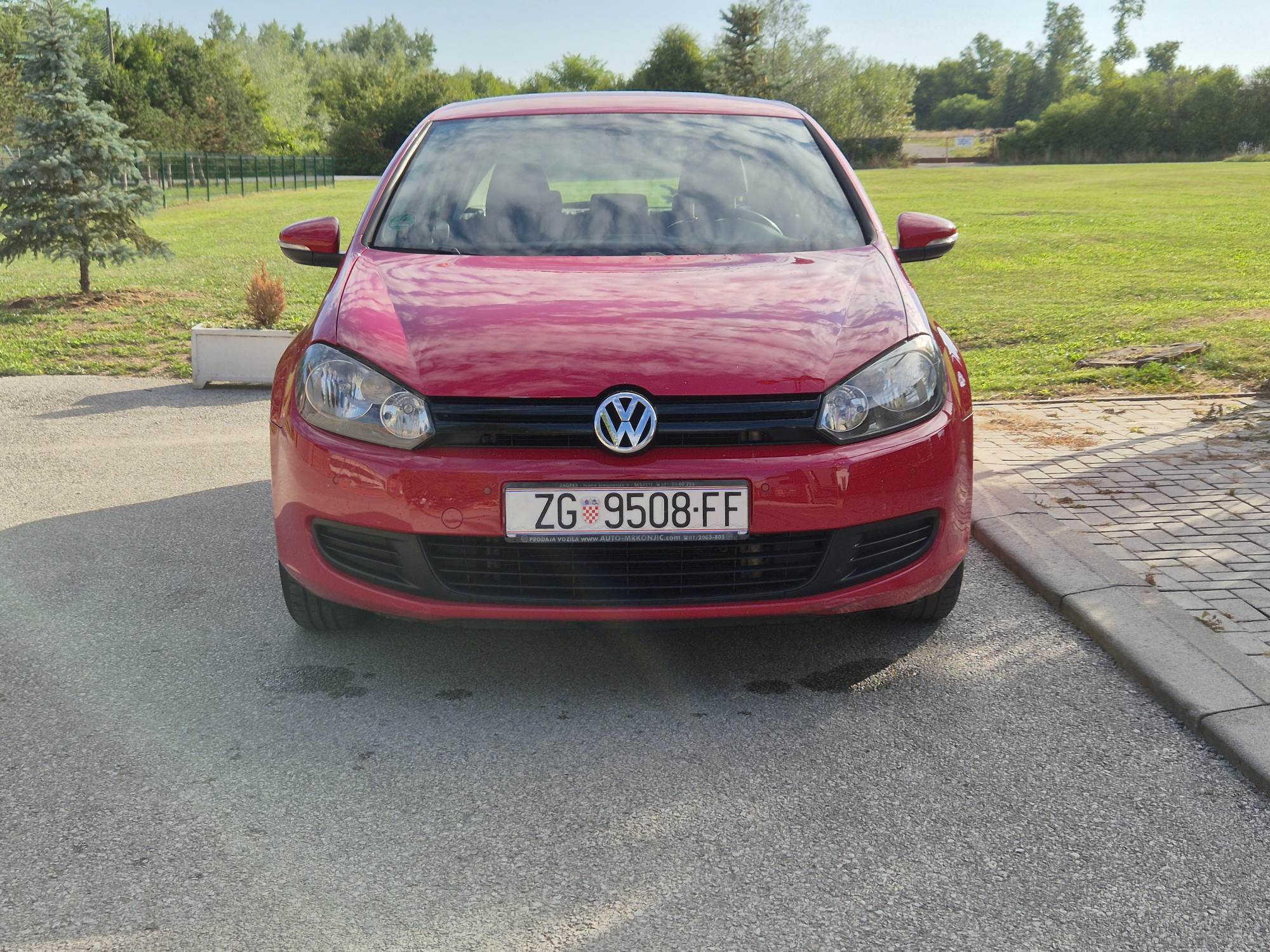 Slika prikazuje vanjski izgled vozila, prednji dio.